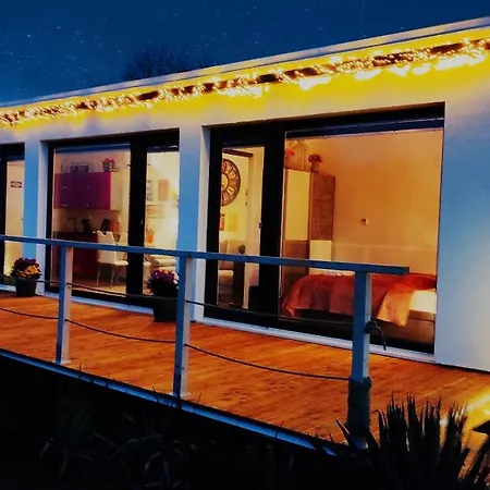 Ranch 66 - Moderni Tiny House Black Swallow Ve Stylu Route 66 Se Saunou A Bazenem Trsice Exterior photo