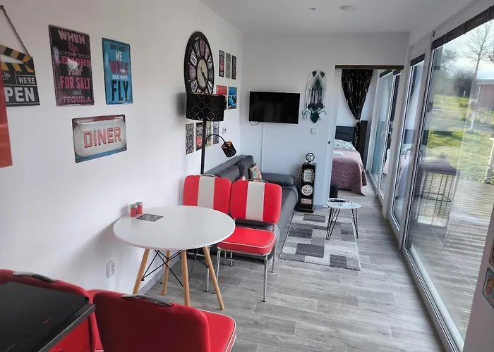 Ranch 66 - Moderni Tiny House Black Swallow Ve Stylu Route 66 Se Saunou A Bazenem