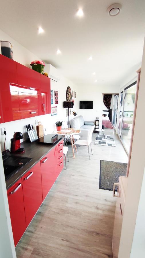 Ranch 66 - Moderni Tiny House Black Swallow Ve Stylu Route 66 Se Saunou A Bazenem Tršice